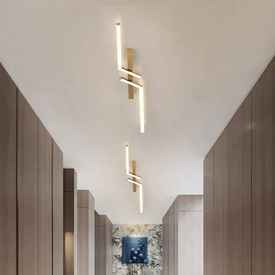 LED-Deckenleuchte mit Linienlicht