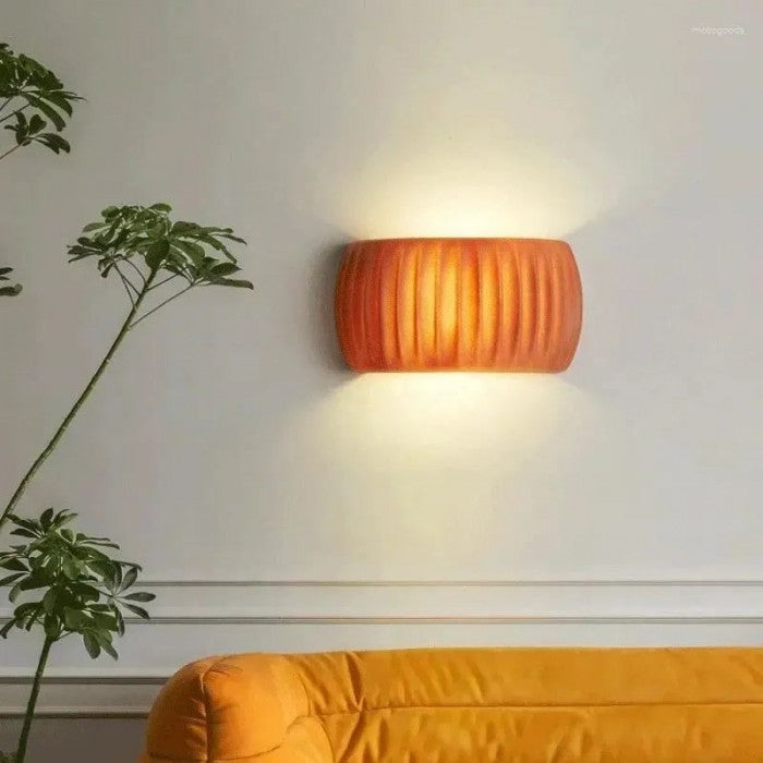 Moderne Art Deco wandlamp met geribbelde hars