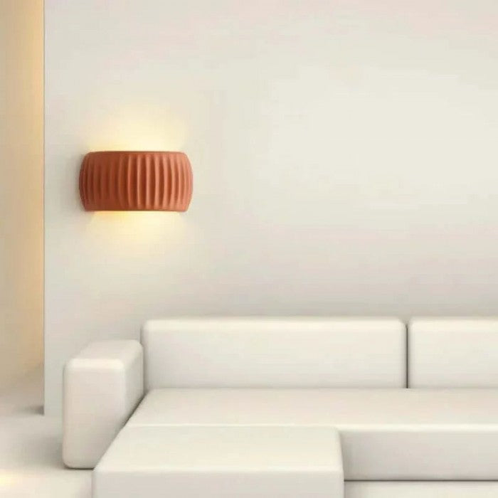 Moderne Art Deco wandlamp met geribbelde hars