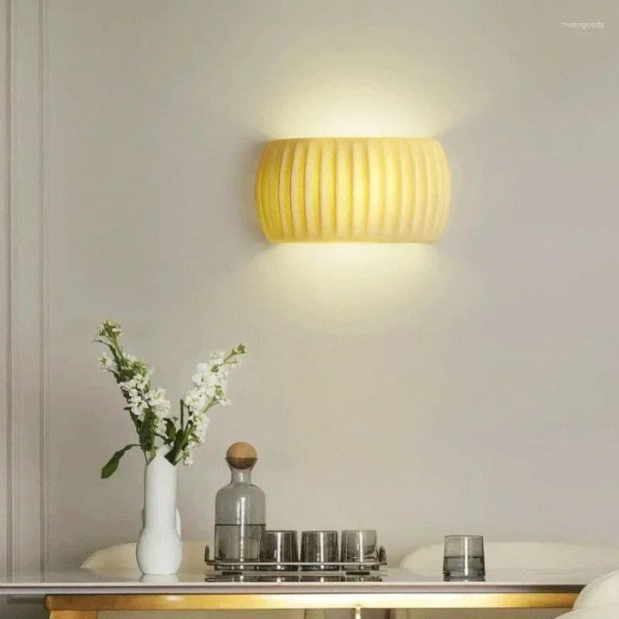 Moderne Art Deco wandlamp met geribbelde hars