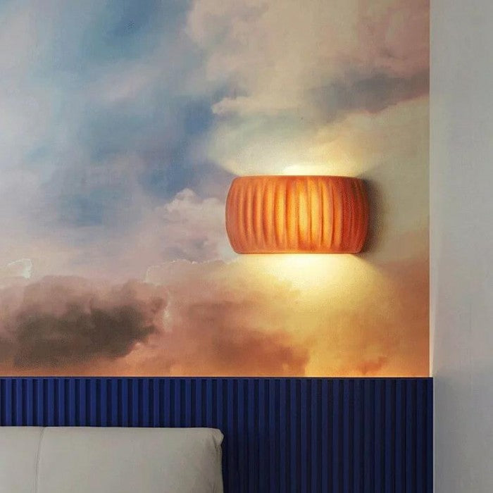 Moderne Art Deco wandlamp met geribbelde hars