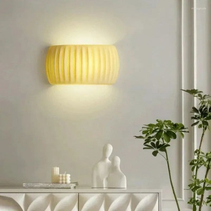 Moderne Art Deco wandlamp met geribbelde hars