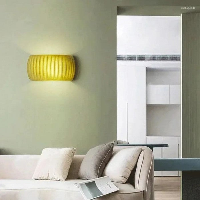 Moderne Art Deco wandlamp met geribbelde hars
