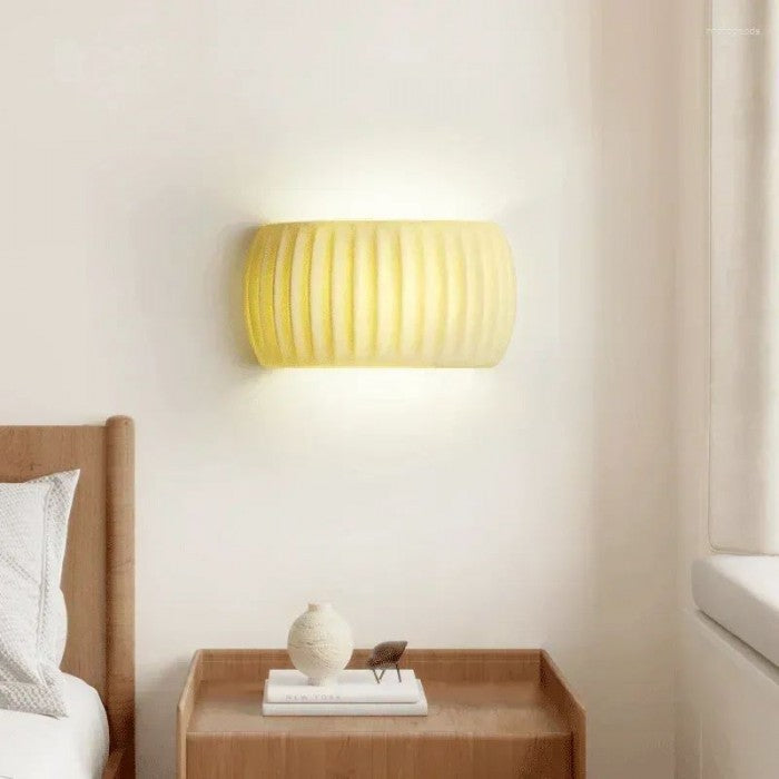 Moderne Art Deco wandlamp met geribbelde hars