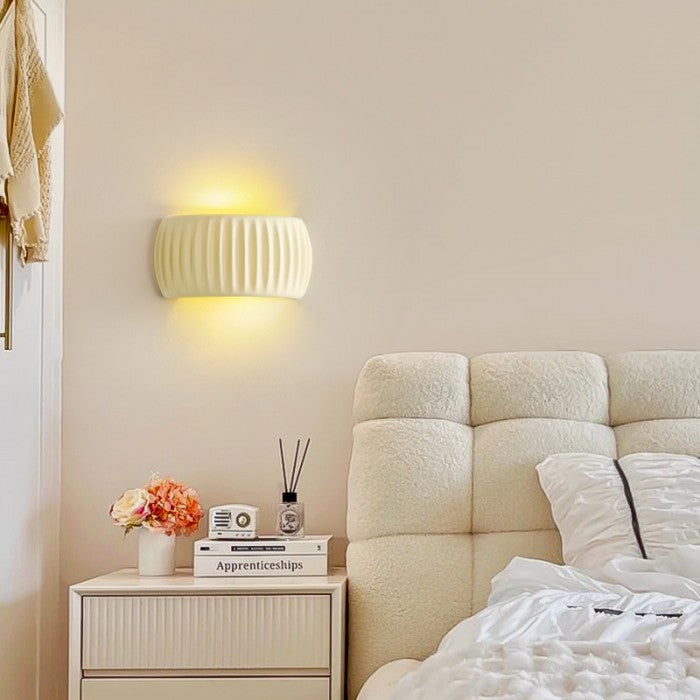 Moderne Art Deco wandlamp met geribbelde hars